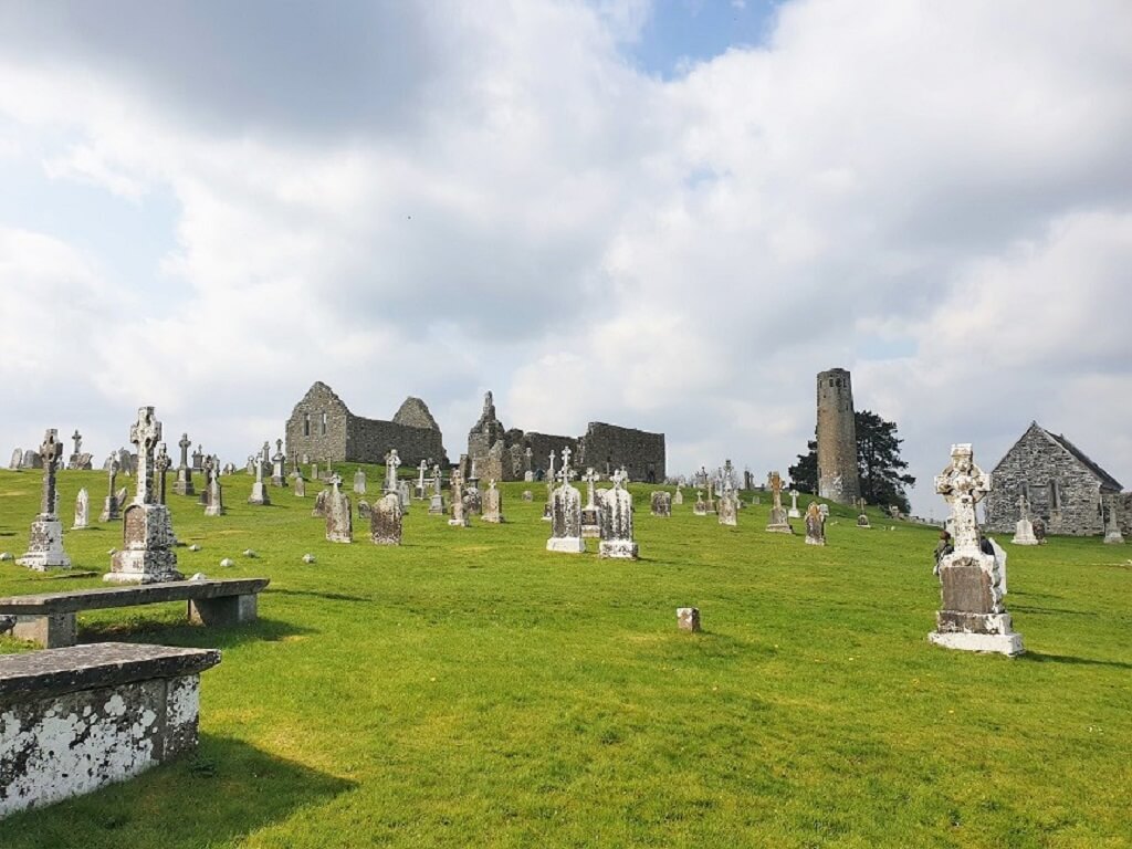 Het oude klooster Clonmacnoise is prachtig gelegen