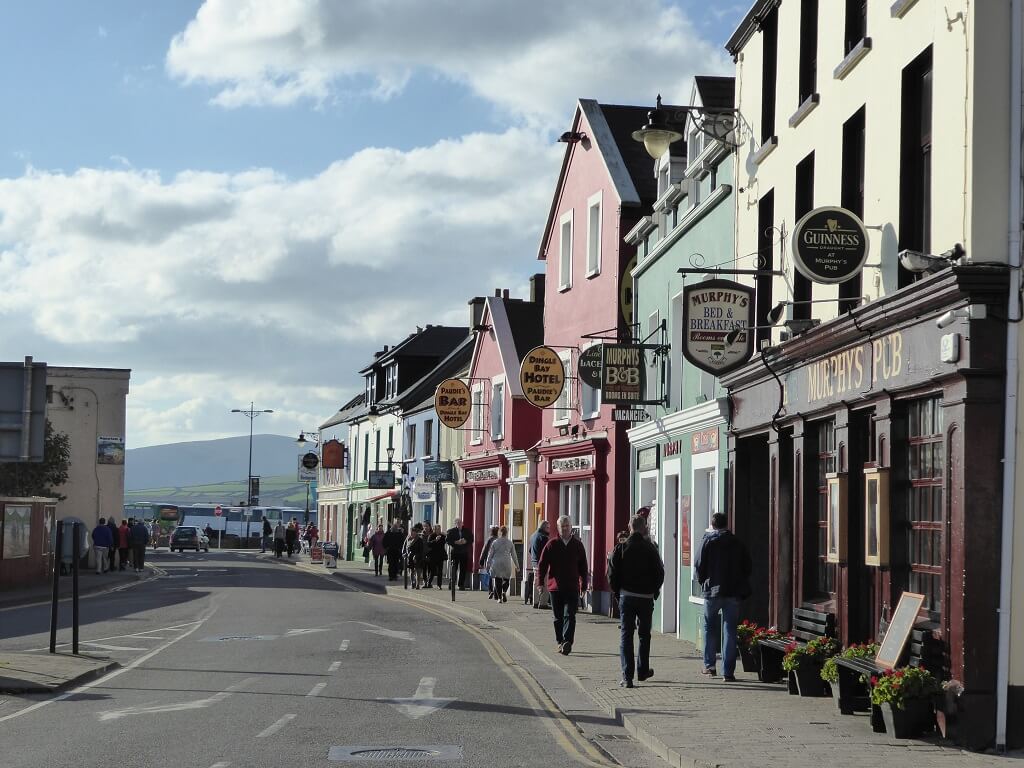 In Dingle Town spreekt men nog gewoon Iers op straat