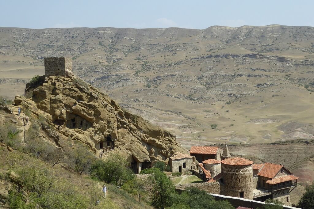 Davit Gareja is een eueuwenoud klooster dat is gehakt uit de rotsen in de woestijn