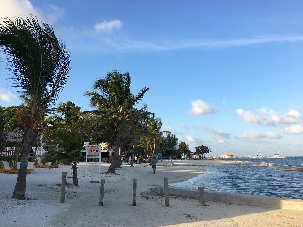 Slenteren langs de kustlijn van Ambergris Caye