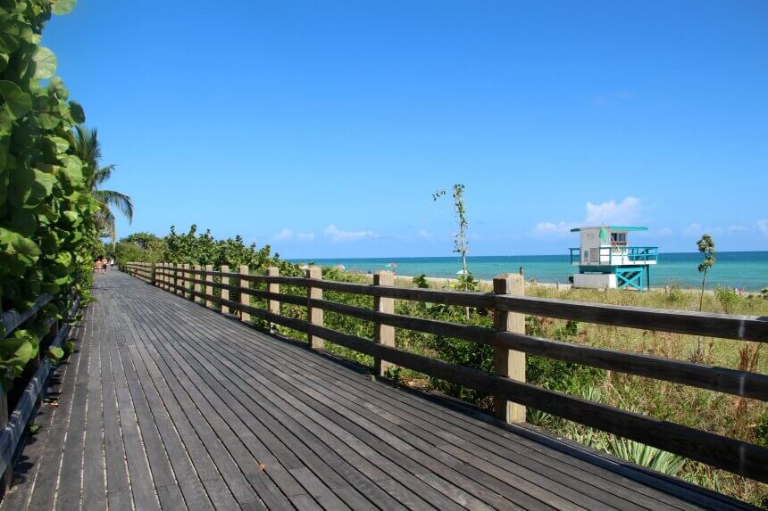 Mid Beach heeft een leuke boardwalk langs het strand, vanaf waar je de lifeguard houses kunt spotten 