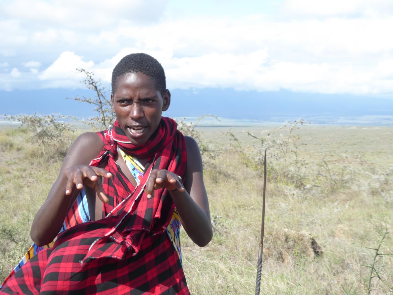 Gabriel geeft goede uitleg over hoe de Maasai leven op de velden