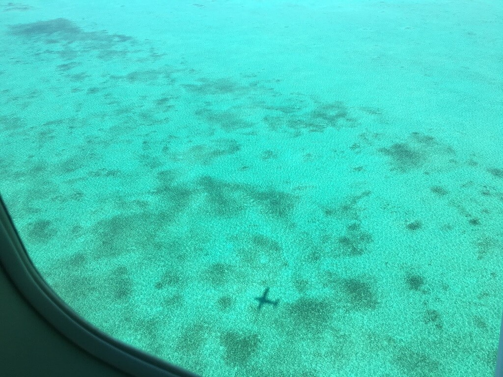 De azuurblauwe zee is prachtig vanuit de lucht