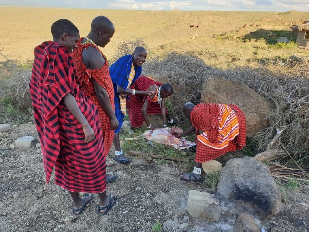 Zelf je geit voor de BBQ slachten, dat kan bij de Maasai