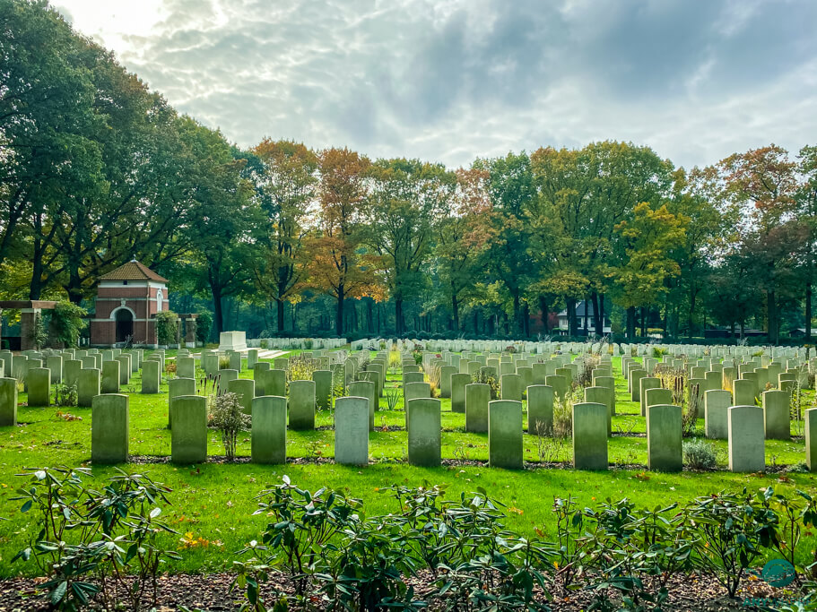 Vele soldaten liggen begraven op de Airborne War Cemetery