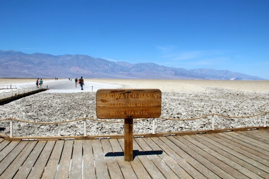 De zoutvlakte van Badwater Basin ligt in Death Valley National Park