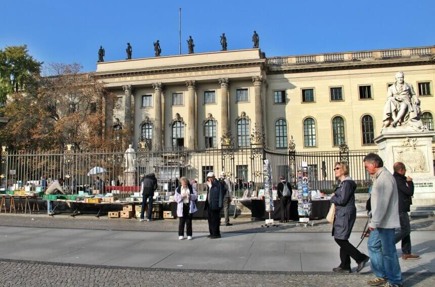 Humboldt Universiteit: op de plek van de boekenverbranding door de nazi’s is nu een tweedehands boekenmarkt 