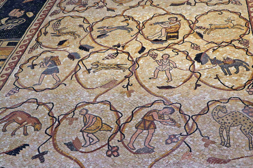De belangrijkste bezienswaardigheden van Madaba zijn de mozaieken