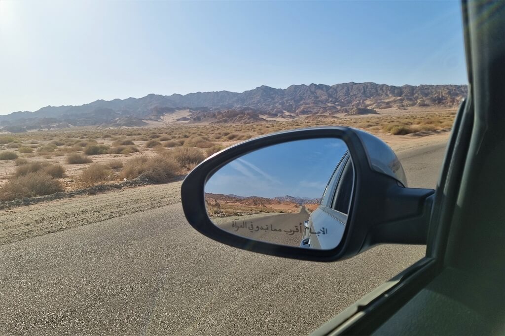 Woestijnwegen in Saoedi-Arabië rijden heerlijk