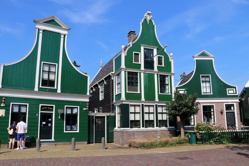 De houten, groen geschilderde huisjes zijn typisch voor de Zaanstreek