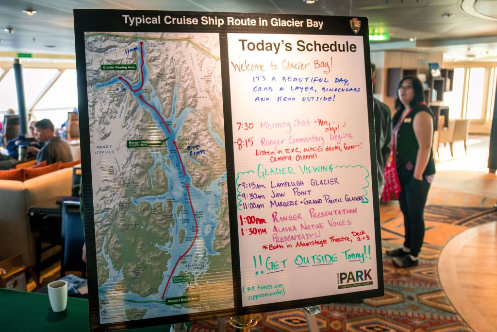 De route door Glacier Bay staat op een levensgroot bord uitgetekend