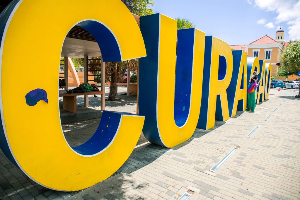 Op het Wilhelminaplein vind je de Curacao letters