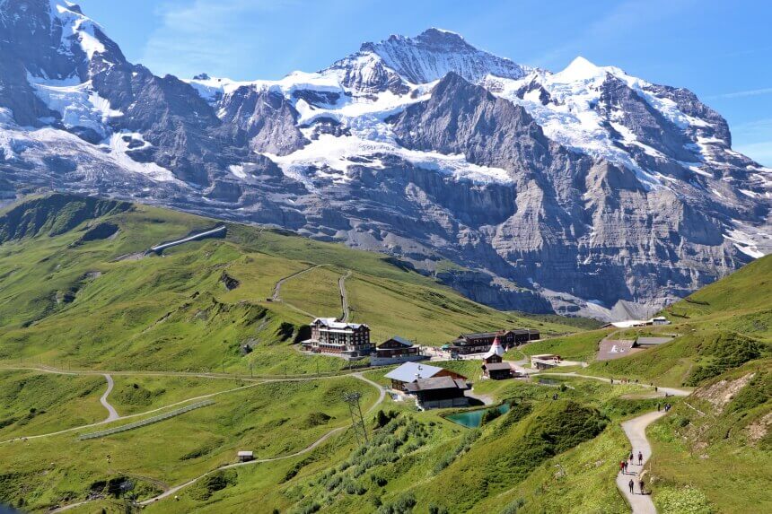Kleine Scheidegg ligt aan de voet van de Jungfrau berg 