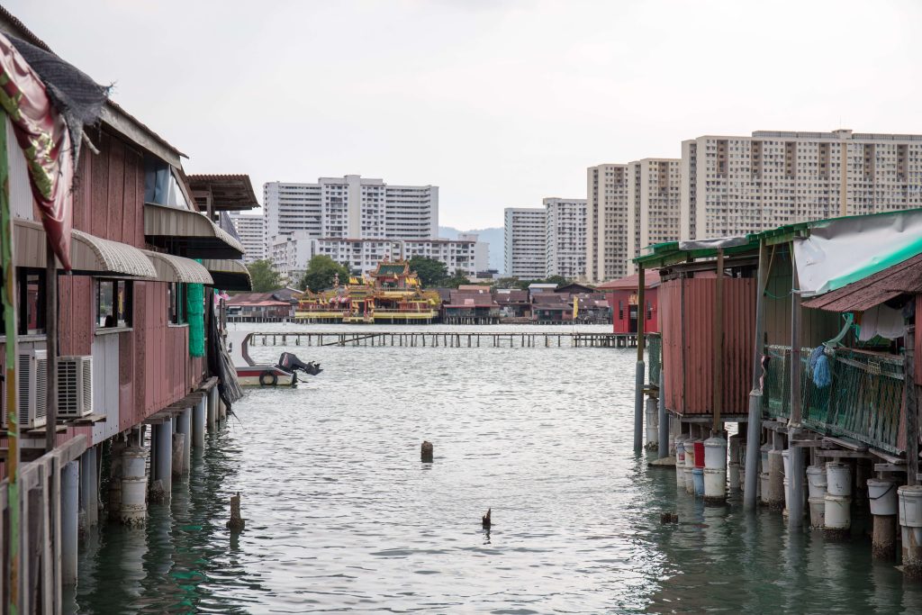 Zeven van dergelijke waterdorpen liggen voor de kust bij Penang