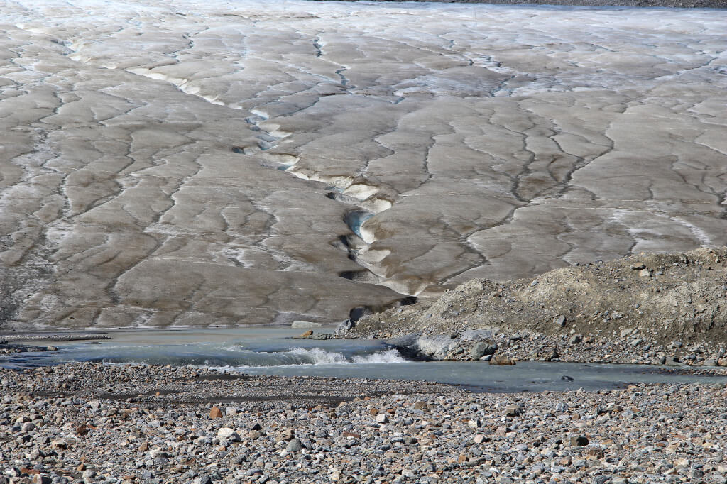 Aan de voet van de gletsjer stroomt het smeltwater naar beneden 