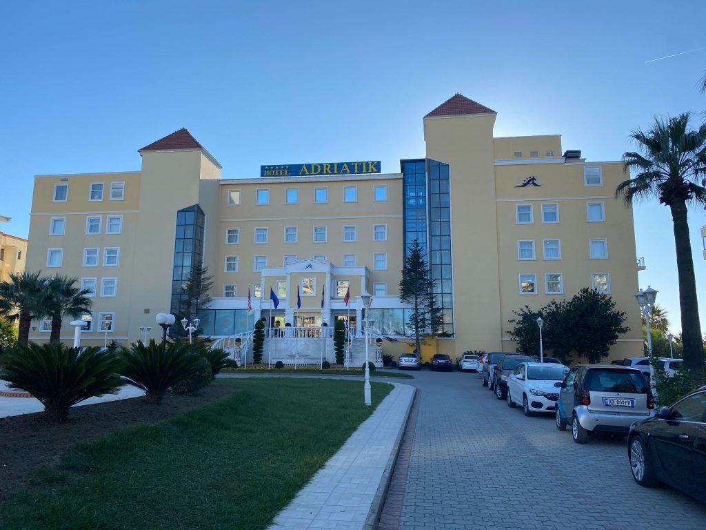 Hotel Adriatik was het eerste toeristenhotel aan de Albanese kusy