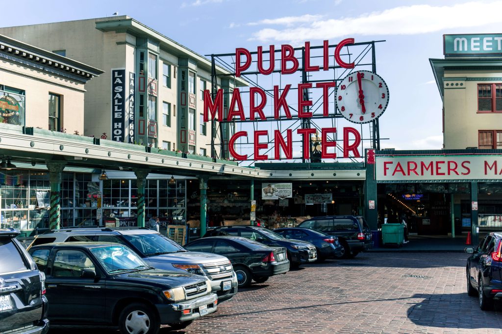 Pike Place Market is een populaire plek waar de vis in het rond vliegt