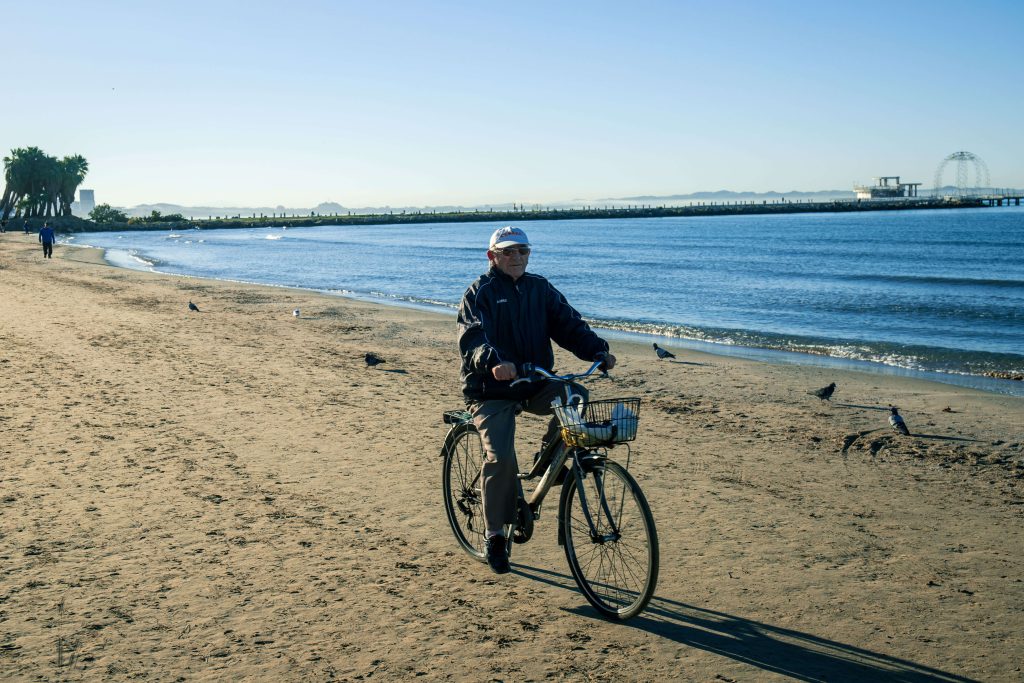 Het strand in Durres wordt gebruikt als fietspad