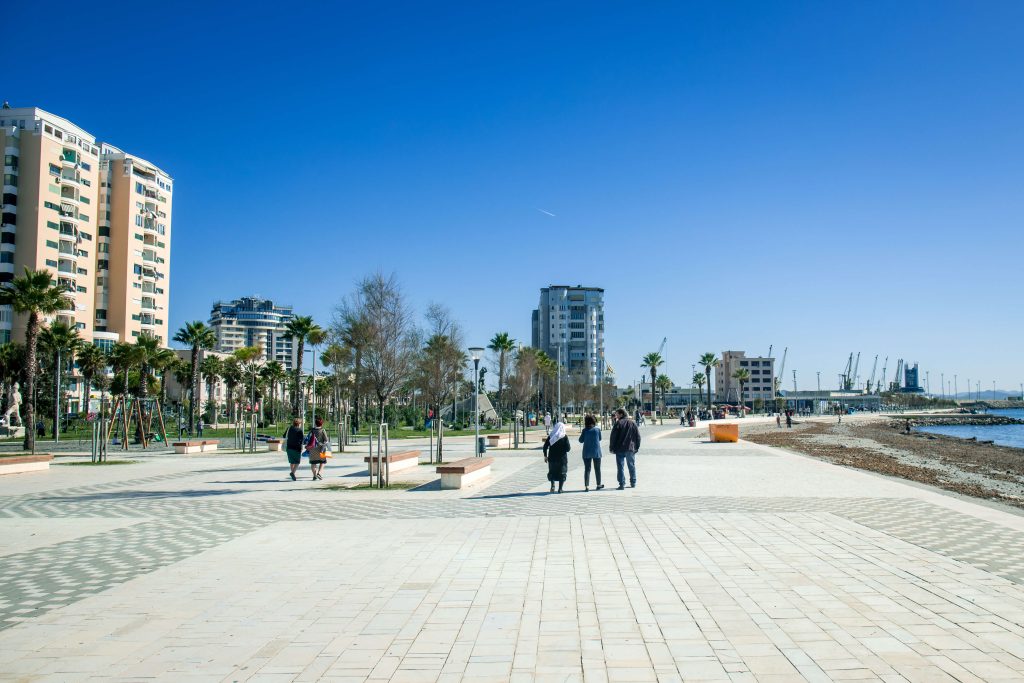 De kustlijn en de Volga vlakbij de binnenstad van Durrës
