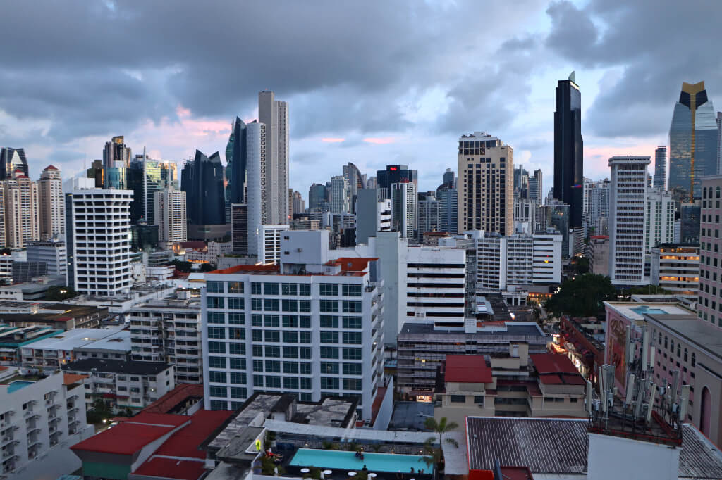 Wat te doen in Panama - bekijk de zonsondergang vanaf een rooftopbar in Panama City 