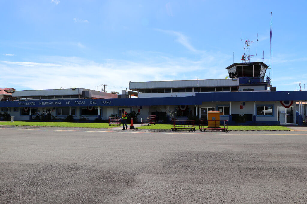 De luchthaven van Bocas del Toro heeft slechts één vertrekhal met één gate, maar biedt wel handige vliegverbindingen naar Panama-Stad en Costa Rica. 