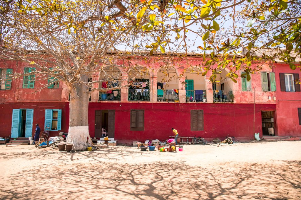 Bedrijvigheid in het centrum van Gorée eiland