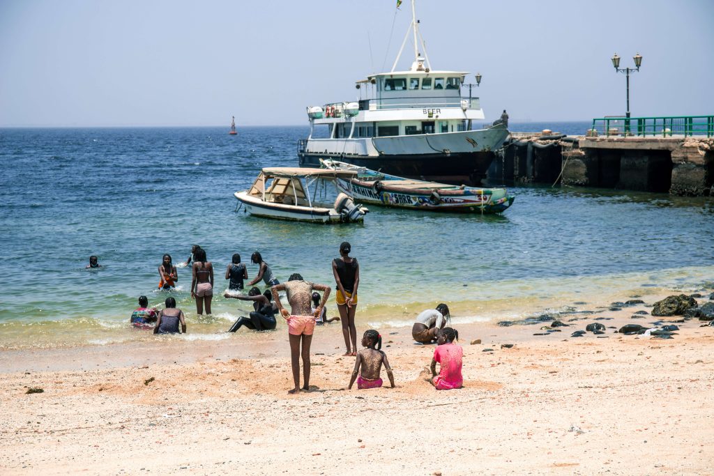 Meiden zwemmen in de zee op Gorée  eiland
