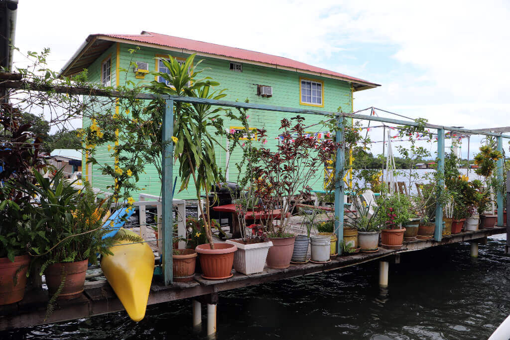De huizen op palen geven een ultieme Caribische vibe af