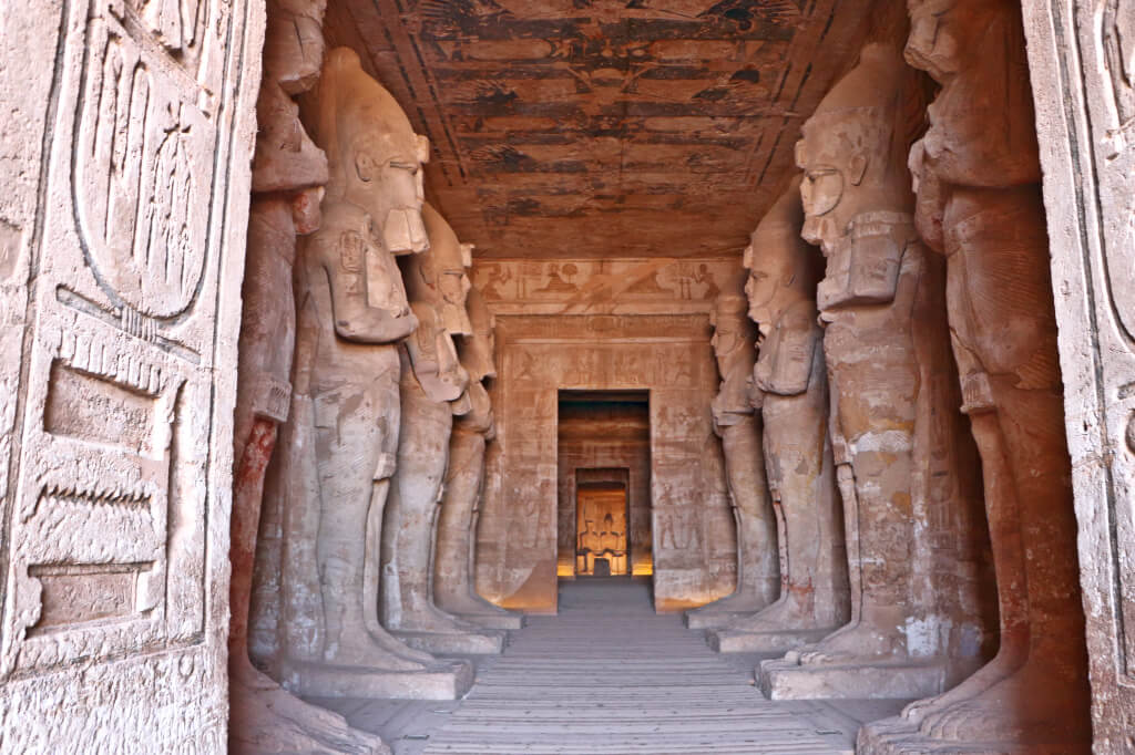 Binnen in de grote tempel van farao Ramses II bij Abu Simbel