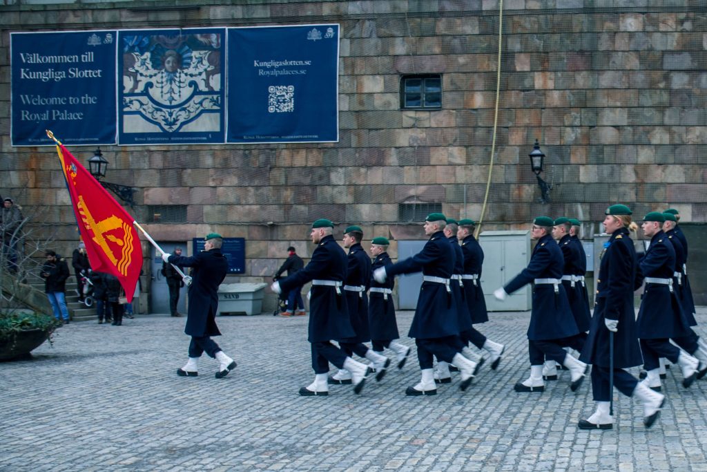 Langs het paleis marcheren de wachters in Stockholm