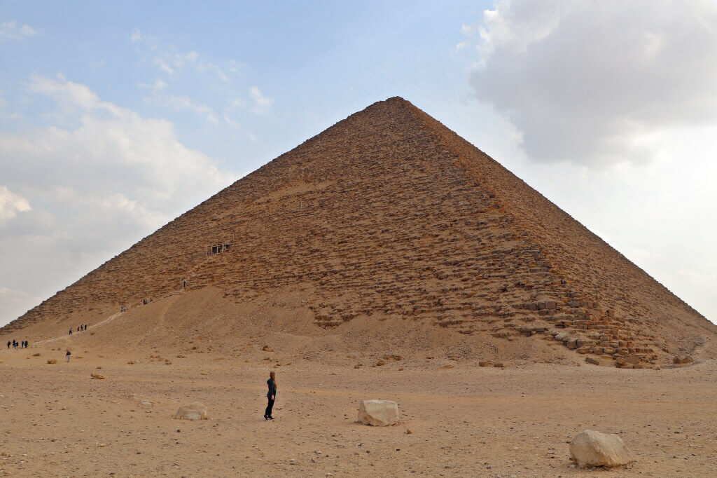 De rode piramide van Dasjoer is de eerste piramide die ooit werd gebouwd waarbij de hoeken glad waren 