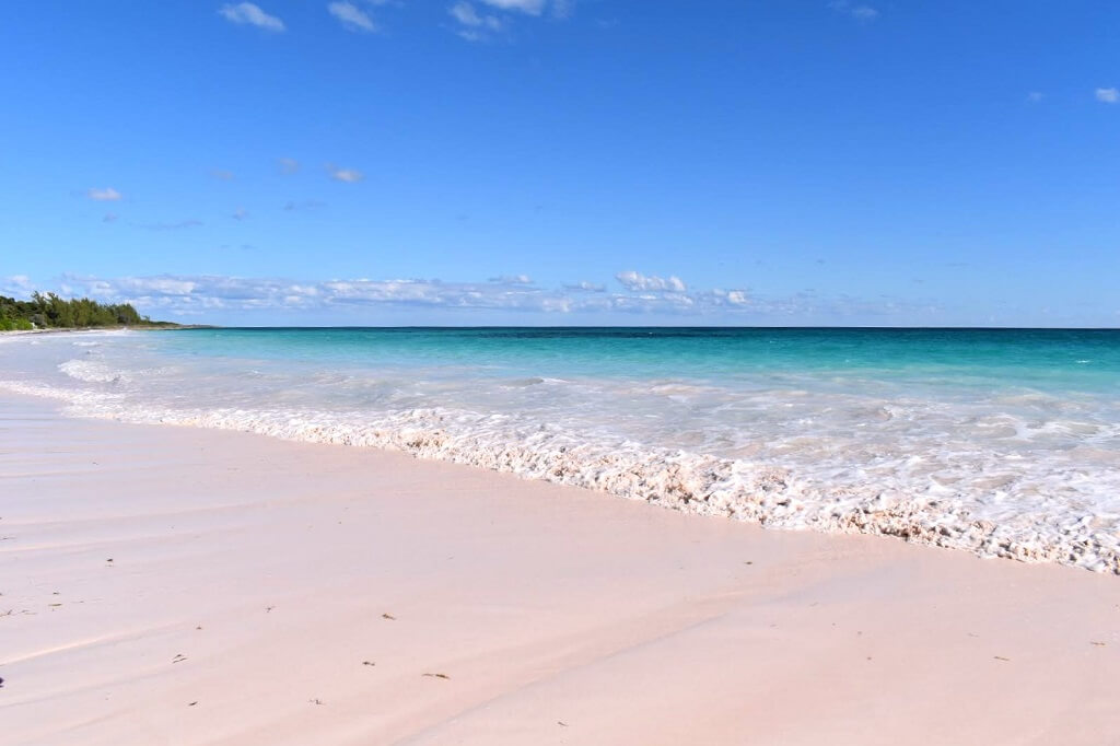 Geniet van de roze stranden en druk zo de kosten van je rondreis op de bahama's