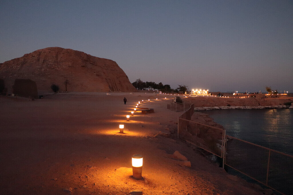 De avond valt aan het Nassermeer en alle lichten gaan aan bij de tempels van Abu Simbel