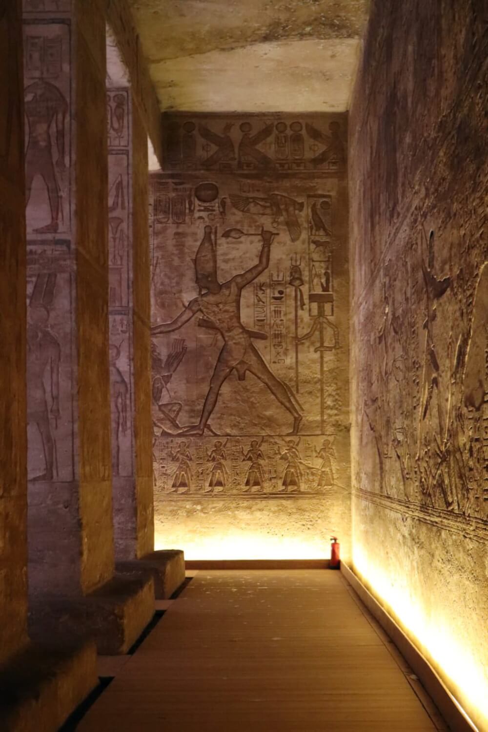 De tempel was bedoeld om de vijanden van Egypte te imponeren en de farao een goddelijke status te verschaffen