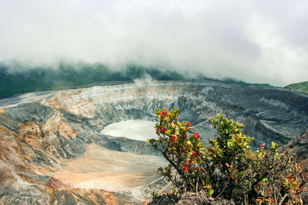 Wolken drijven net over de krater van Poáz volcano heen, de omgeving is onzichtbaar