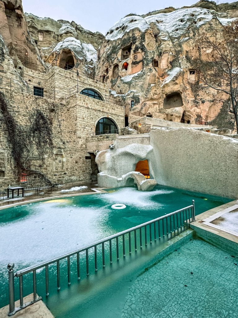 Het bevroren zwembad van Yunak Evleri