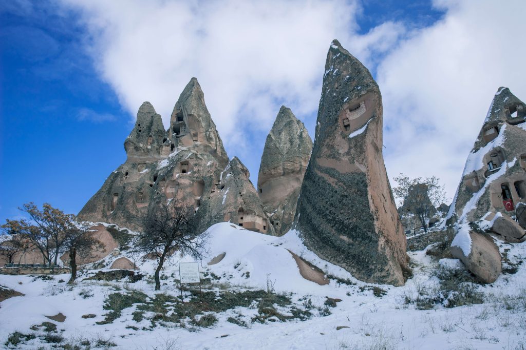 De bijzondere schoorstenen van Uchisar Cappadocië