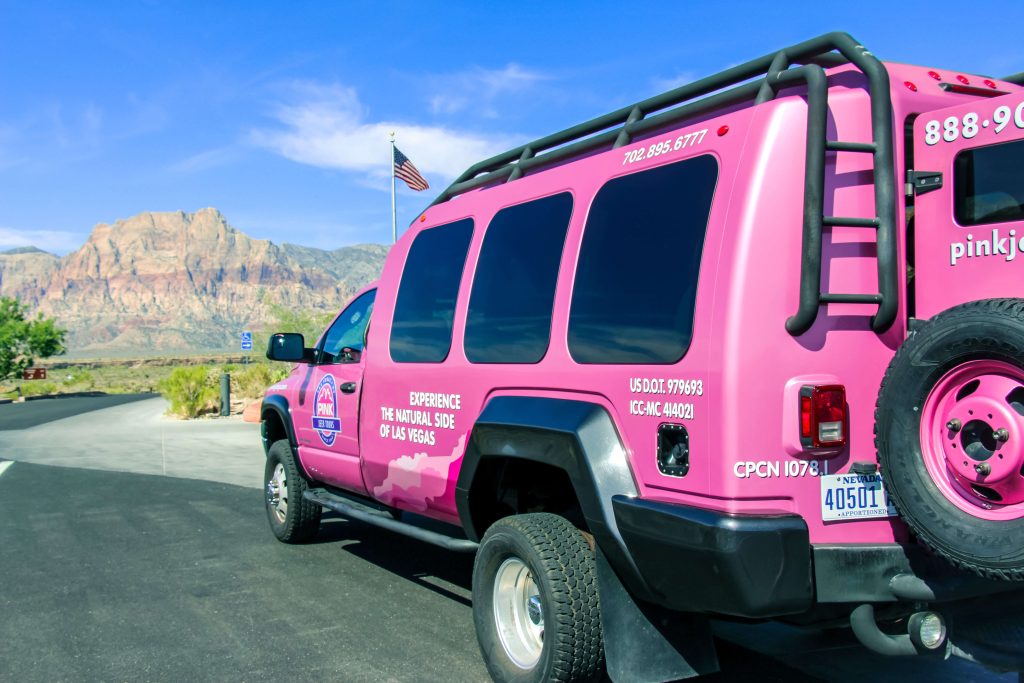 Niet geheel onopvallend zijn de roze jeeps van Pink Jeep Tours