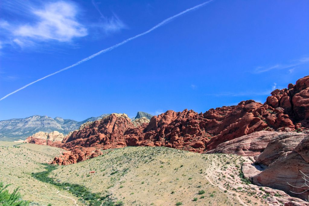 De rood getinte Calico Hills bestaan uit zandsteen rotsen en is de eerste formatie die je tegen komt