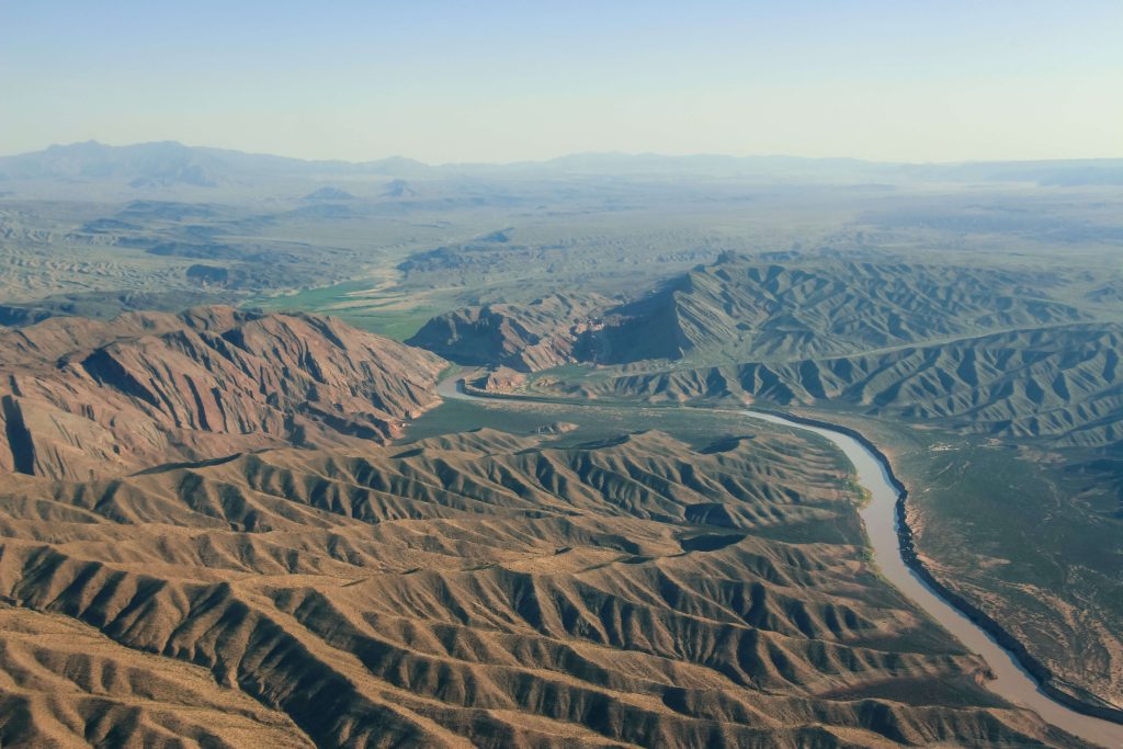 De Colorado River baant zich al kronkelend een weg door het landschap