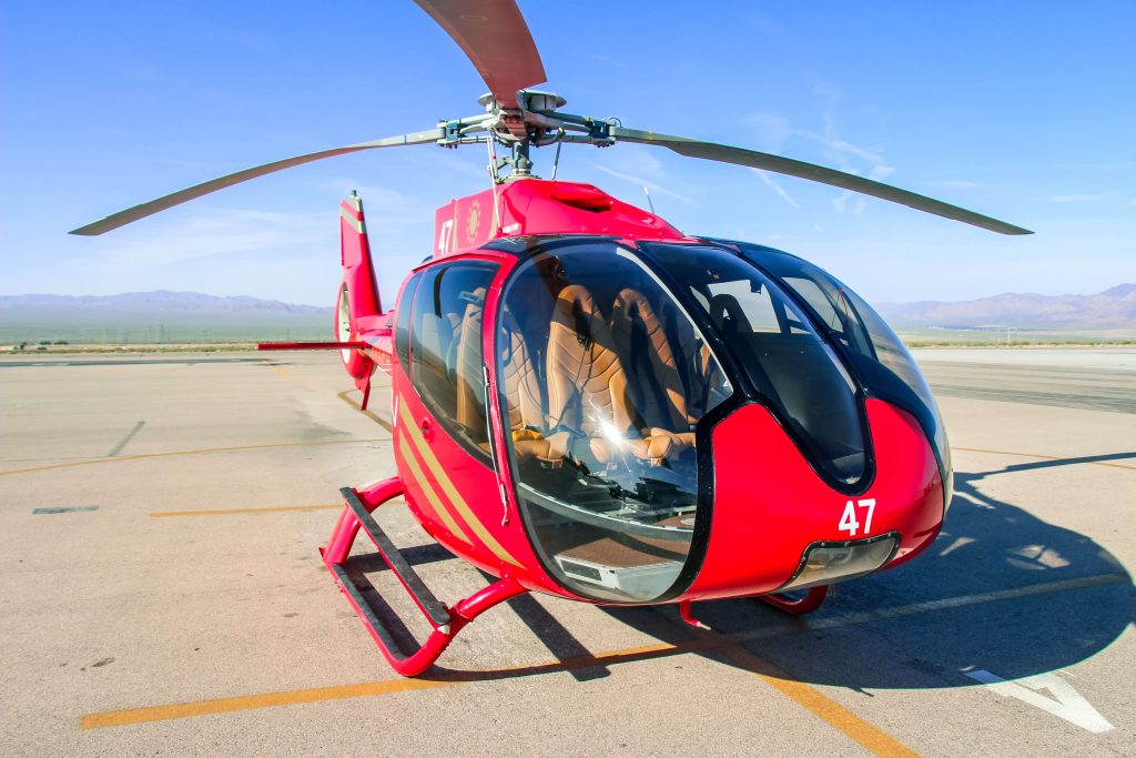 Papillon heeft een vloot rode helikopters die dagelijks, mits het weer het toestaat, boven de Grand Canyon cirkelen