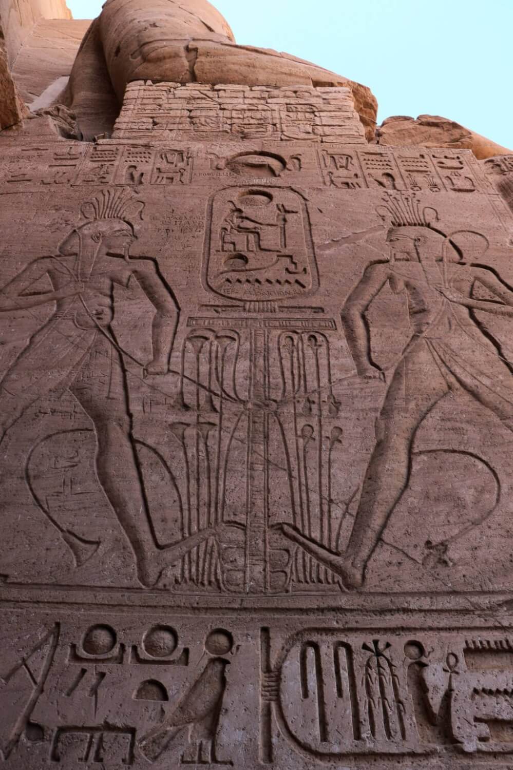 De inscripties in de tempelwanden laten de veldslagen van farao Ramses II zien
