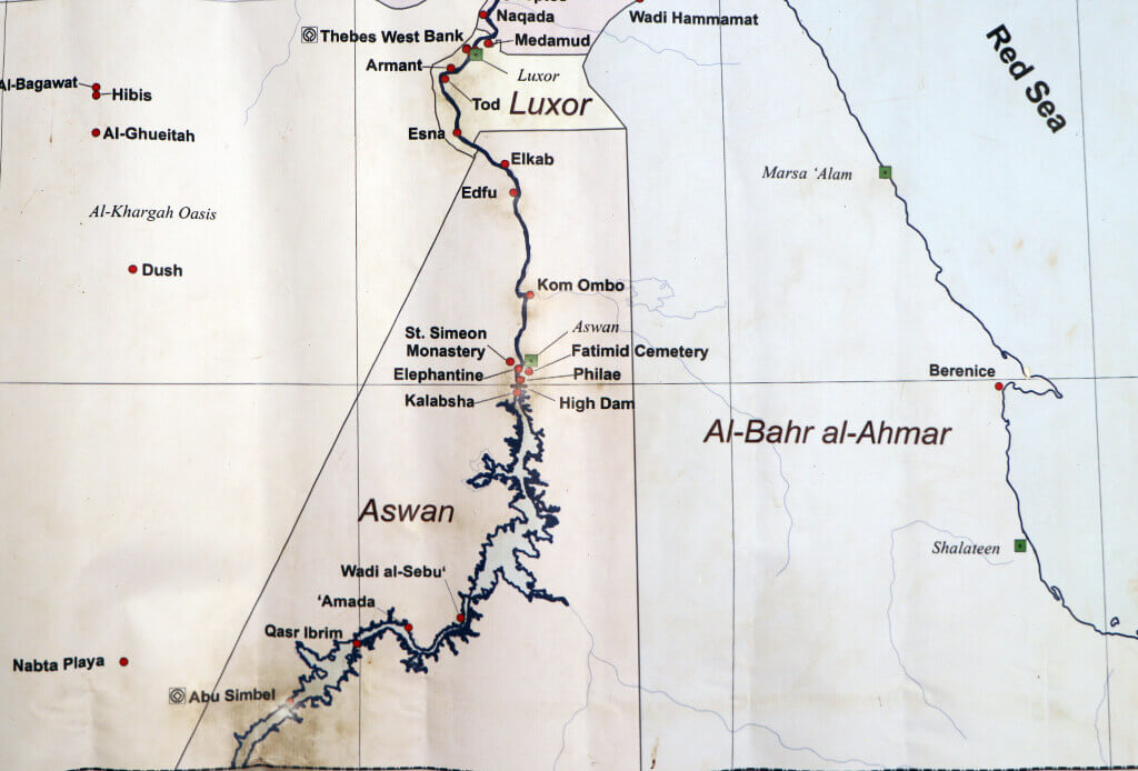 Kaart van het zuiden van Egypte met de bezienswaardigheden tussen Luxor en Aswan 