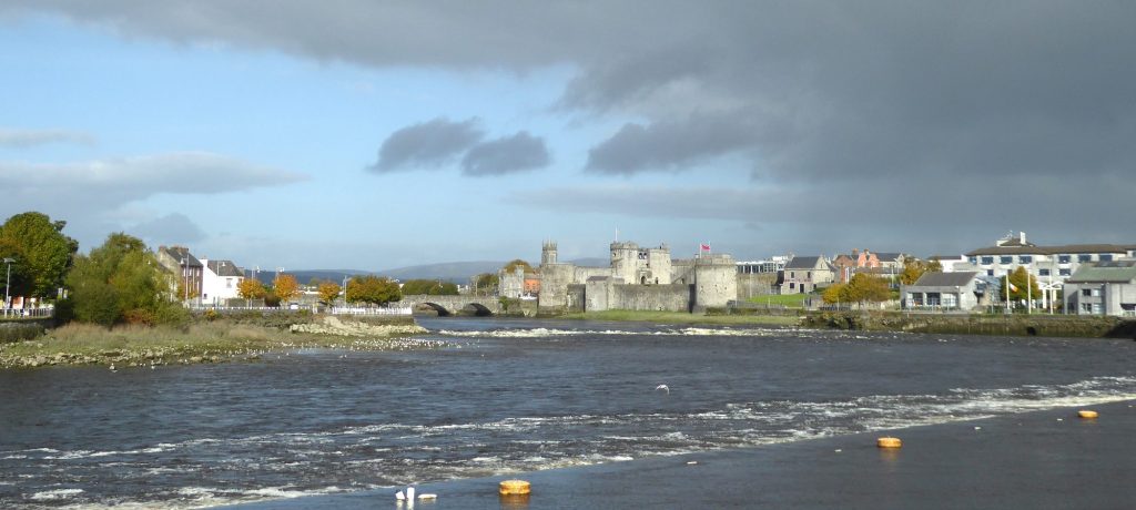 Vanuit de hele stad zie je het kasteel van Limerick schitteren langs het water