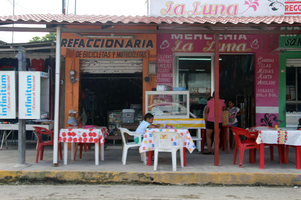 Een restaurantje langs de weg in Yucatan