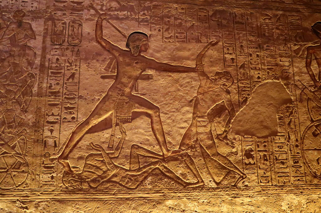 Abu Simbel heeft veel taferelen waarop de farao zijn vijanden verslaat