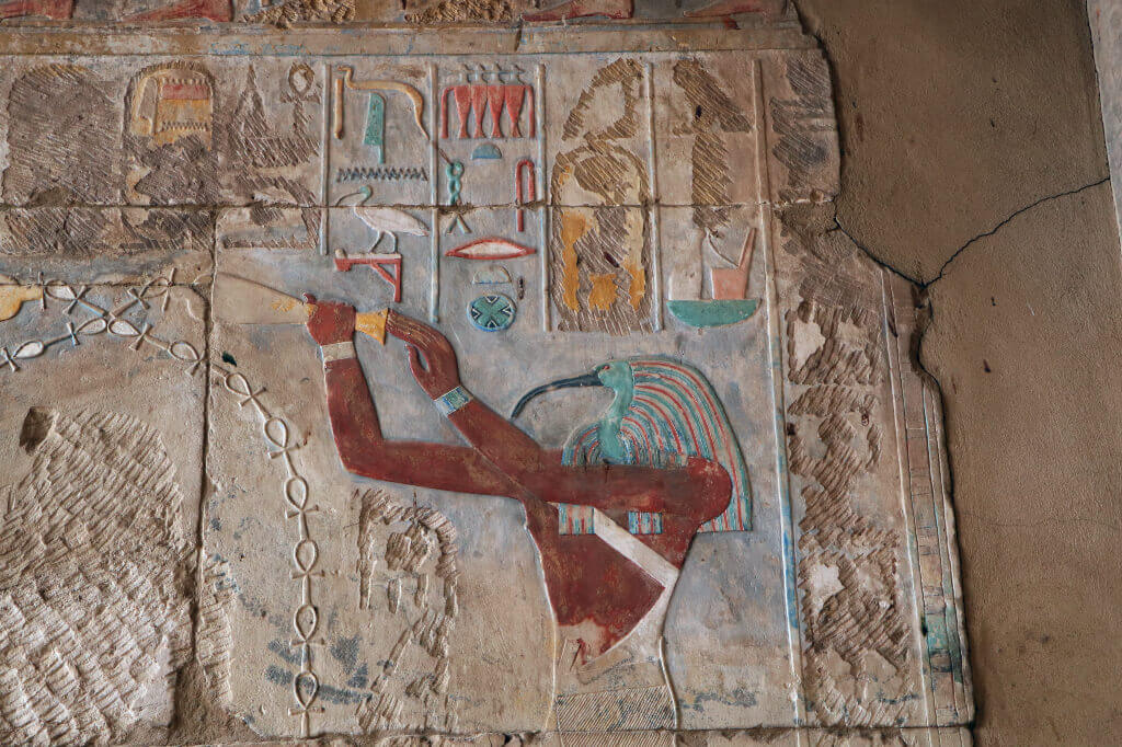 Versieringen in de tempel van Karnak in Luxor, Egypte. 