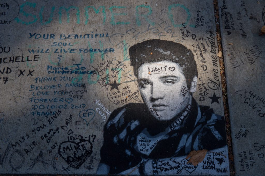 Elvis op de tegels voor Graceland in de Southern Music States