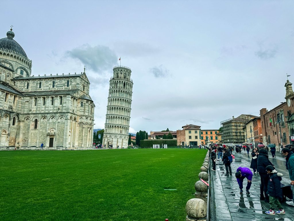 Overdag is het altijd druk bij de scheve toren van Pisa