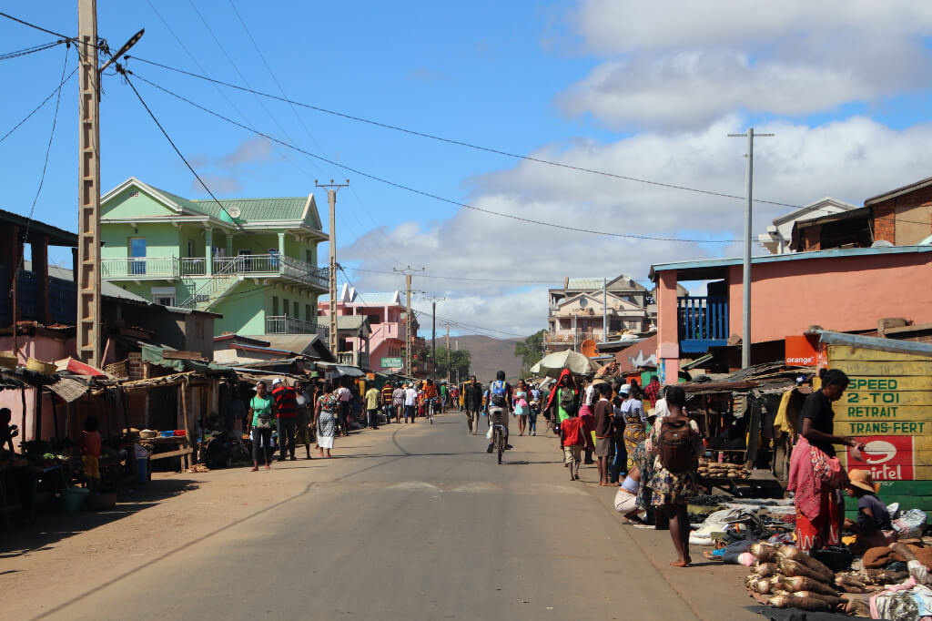 Tijdens een rondreis door Madagascar zie je veel van het lokale leven. De hoofdweg loopt namelijk dwars door de dorpen en steden heen. 